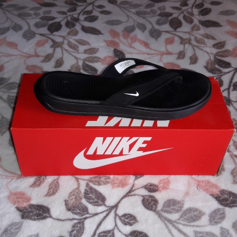 NWT !! Nike Women's  Ultra Celso Thong Flip Flops